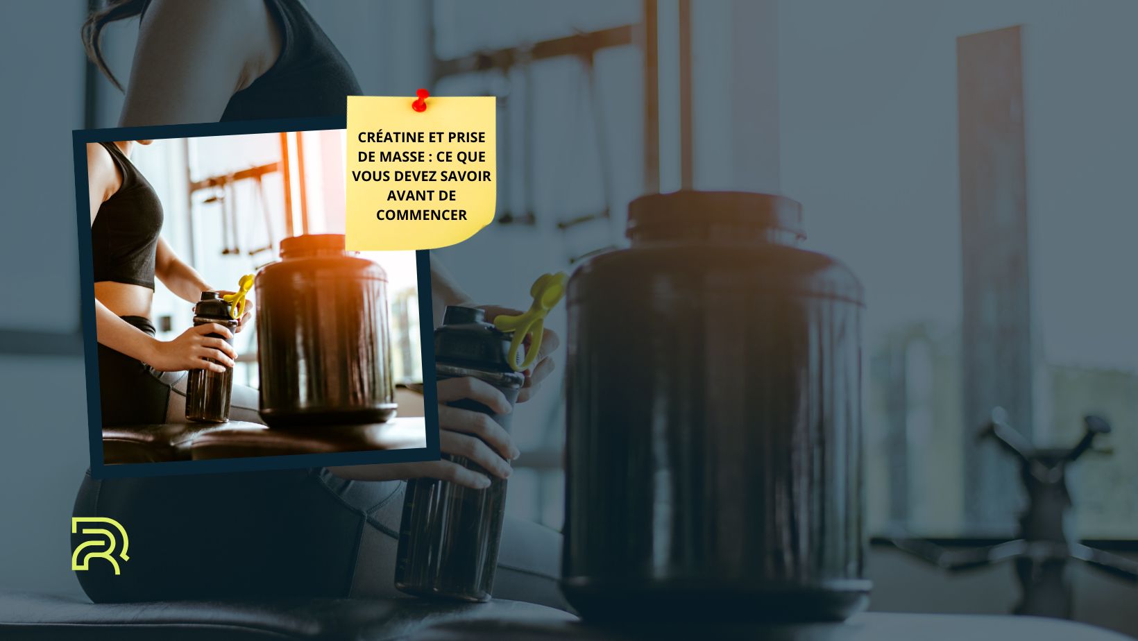 Visuel sur la créatine et la prise de masse : femme en tenue de sport tenant un shaker à côté d’un pot de complément alimentaire ; texte 'Créatine et prise de masse : ce que vous devez savoir avant de commencer'.
